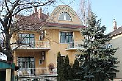 Villa Hotel Kristal discount hotel on the Gellert Hill close to the downtown of Budapest - Villa Hotel Kristal Budapest - Affordable villa hotel close to the city center in a quiet street