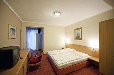 Discount hotel room in Budapest in the Hotel Lido - family friendly rooms with special price offers in Obuda in Budapest in Hungay - Lido Hotel Budapest - Romai-part Budget 3-stars hotel at Danube shore near Aquincum