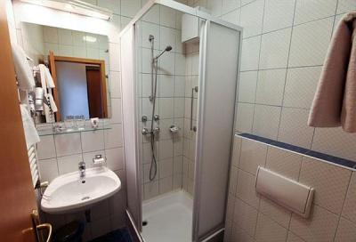 Private bathroom in Hotel Sissi in the 9th district of Budapest - Sissi Hotel Budapest - discount hotel in the centre of Budapest